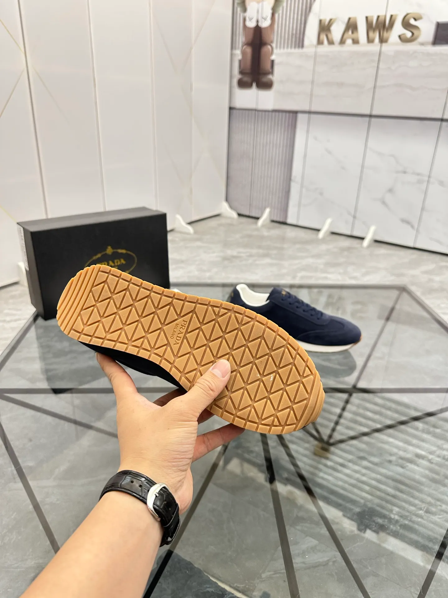 Men's shoes: 💰P420¥ Product trademark: Prada *"Prada*" low-top casual shoes Regular size: 38-44 (can be customized to 45) Product materials: imported nubuck leather upper, sheepskin lining, original outsole. Number: 020